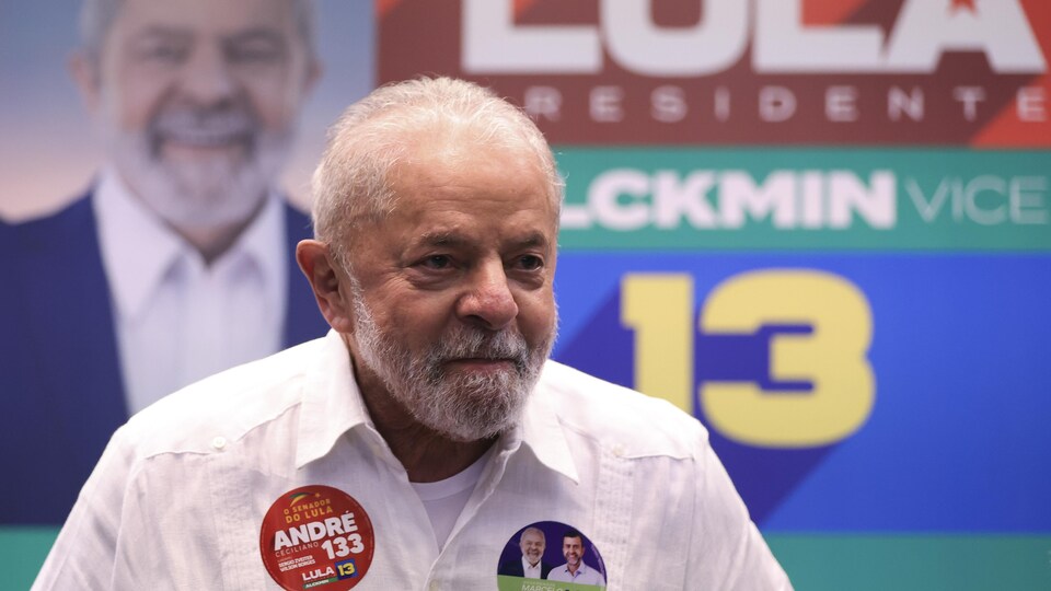 Portrait de Lula da Silva devant une de ses affiches électorales.