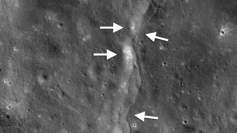 L'escarpement de la faille est comme un escalier dans le paysage lunaire (flèches blanches pointant vers la gauche) formé lorsque la croûte près de la surface est poussée, se brise et est poussée vers le haut quand la Lune se contracte. 