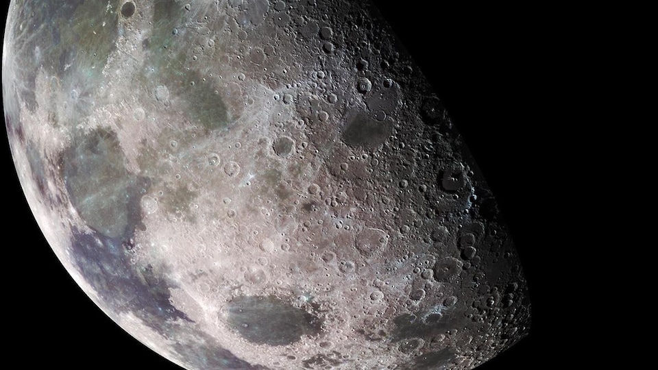 La surface de la Lune telle qu'observée par la sonde Galileo en 1992.