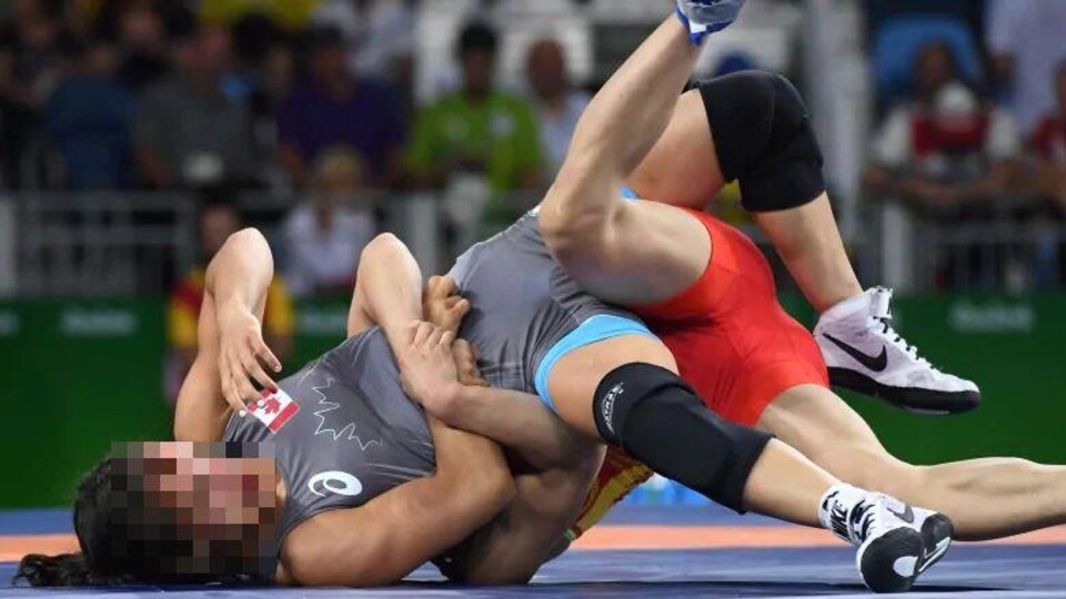 Deux lutteuses lors d'une compétition olympique.