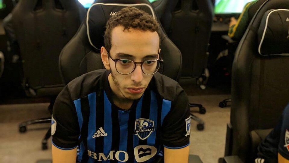 Lyes joue à FIFA