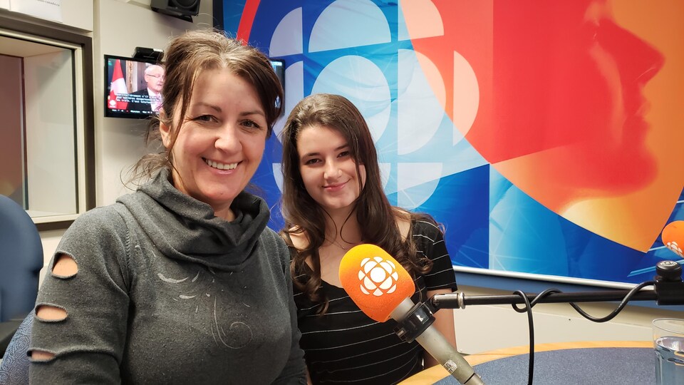 Lyna Bouchard et Sameck Perreault sourient à la caméra en studio.