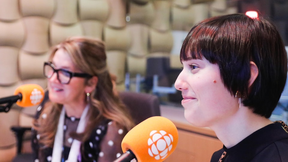 Deux femmes qui parlent à un micro.