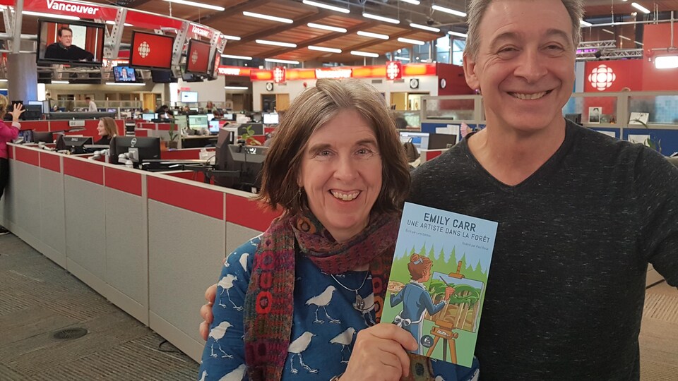 L'écrivaine Lyne Gareau et l'illustrateur Paul Roux sont dans les studios de Radio-Canada Vancouver.