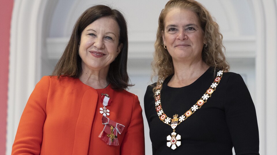 Deux femmes portant des médailles.