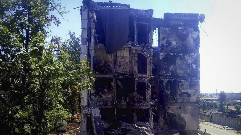 Les ruines d'un immeuble résidentiel détruit par les flammes.