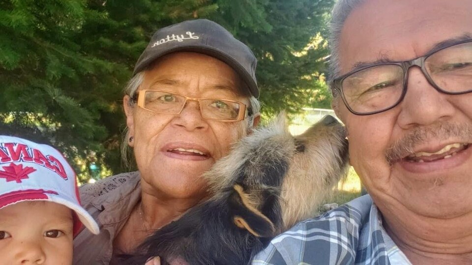 Byron Spinks et sa famille en compagnie de Baby, leur chien.