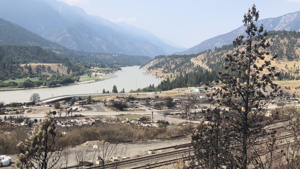 Lytton vue de loin, avec le chemin de fer devant et les montagnes derrière.