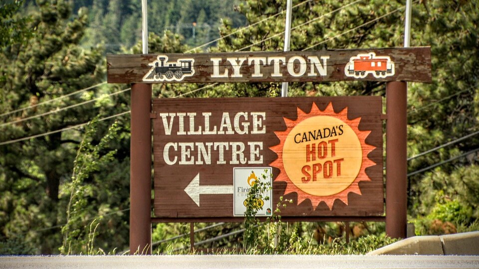 Une affiche aux abords de Lytton s'annonce comme étant l'endroit le plus chaud au Canada.