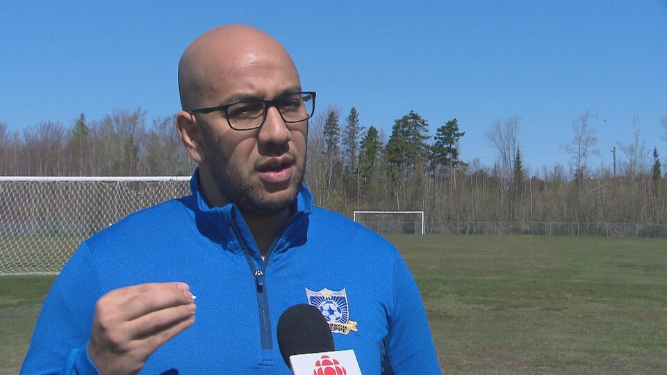 Taha Maarous est interviewé sur un terrain de soccer.