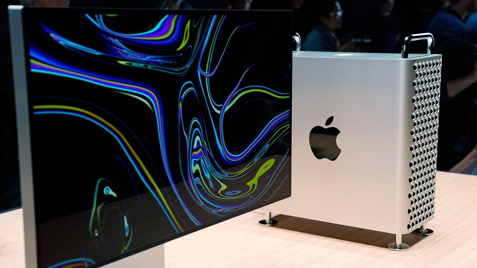 Un écran et une tour Mac Pro placés côte à côte sur une table. 