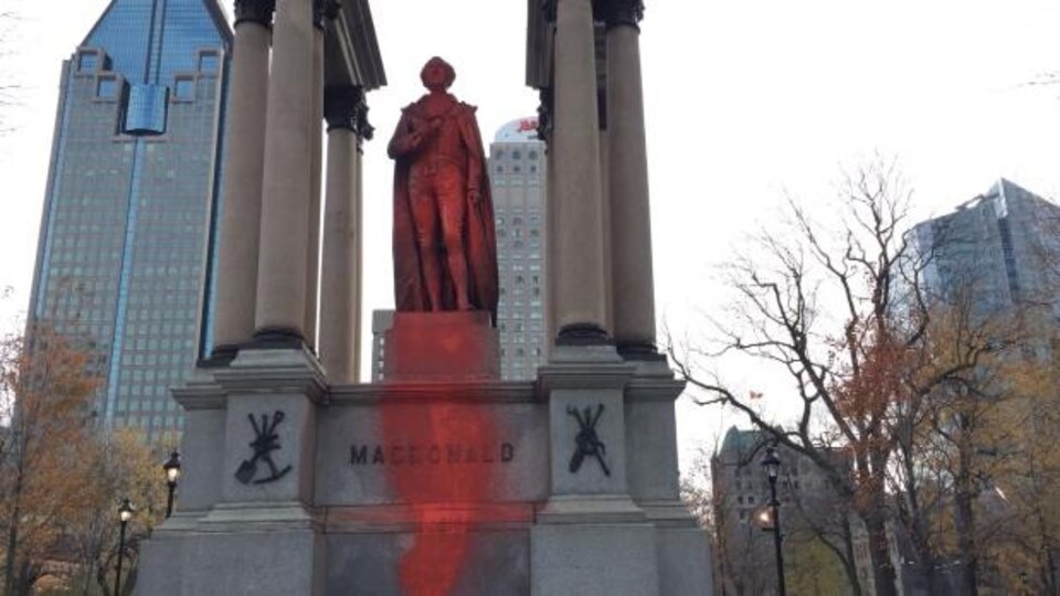 La statue de John A. Macdonald recouverte de peinture rouge