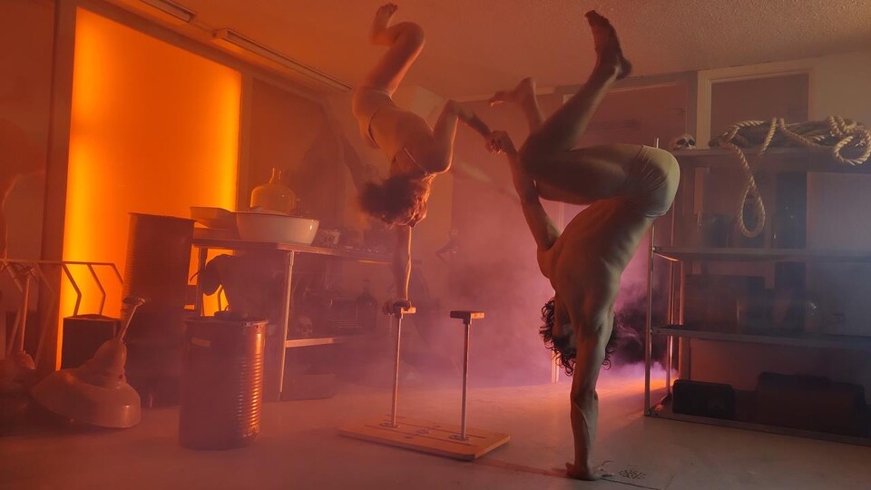 Deux artistes circassiens lors d'un spectacle.