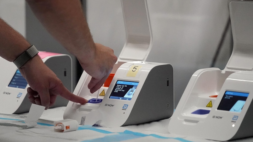 Une machine de test rapide d'antigène Abbott ID Now.