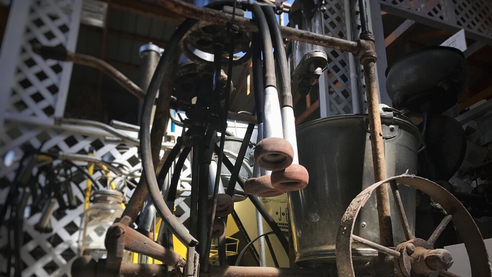 Une image d'une ancienne machine à traire les vaches.