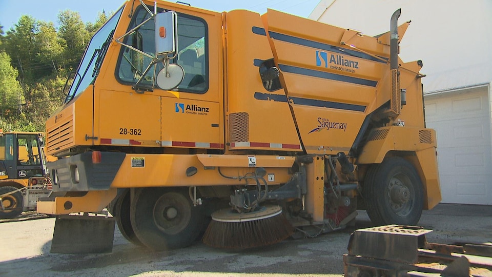 Une machine utilisée pour le balayage des rues au printemps