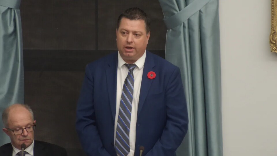 Matthew MacKay s'adresse aux autres députés.