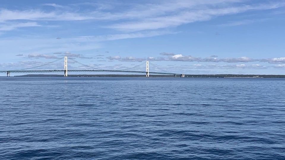 Le pont routier Mackinac enjambe le détroit de Mackinac qui sépare le lac Michigan du lac Huron.