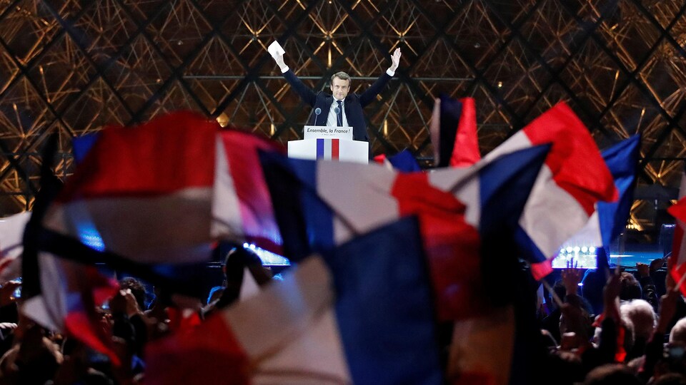 Emmanuel Macron s'adresse à ses partisans devant le Louvre, à Paris, le 7 mai 2017.