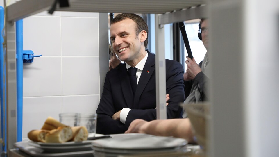 Portrait d'Emmanuel Macron souriant.