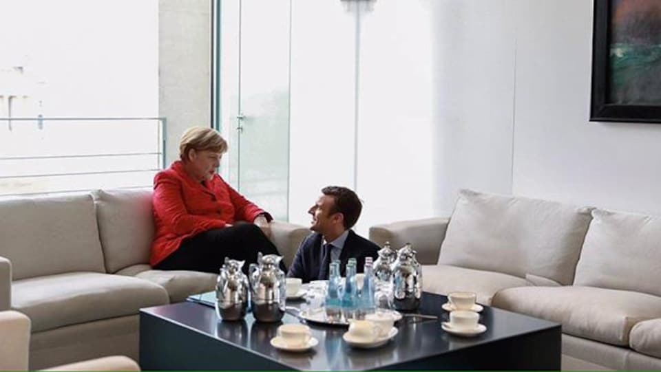 Montage photo montrant Emmanuel Macron devant Angela Merkel.