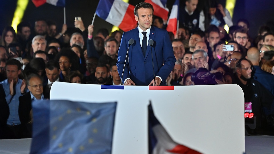 Emmanuel Macron prononce un discours devant ses partisans, à Paris. 