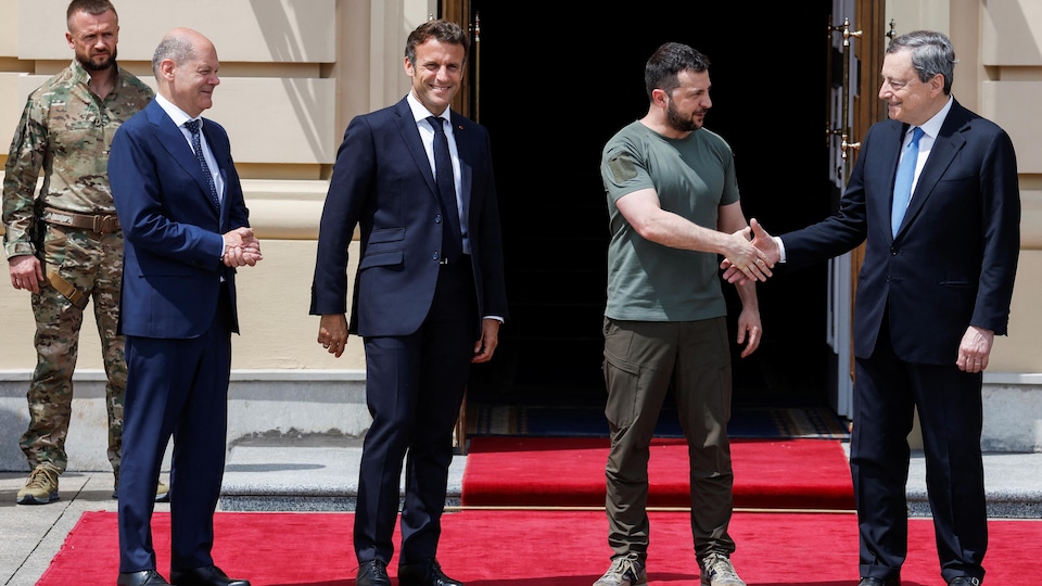 Volodymyr Zelensky serre la main de Mario Draghi aux côtés d'Emmanuel Macron et Olaf Scholz. 