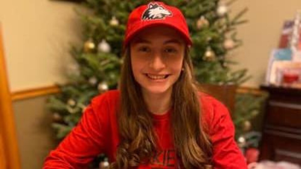 Macy Turcotte signe son contrat.