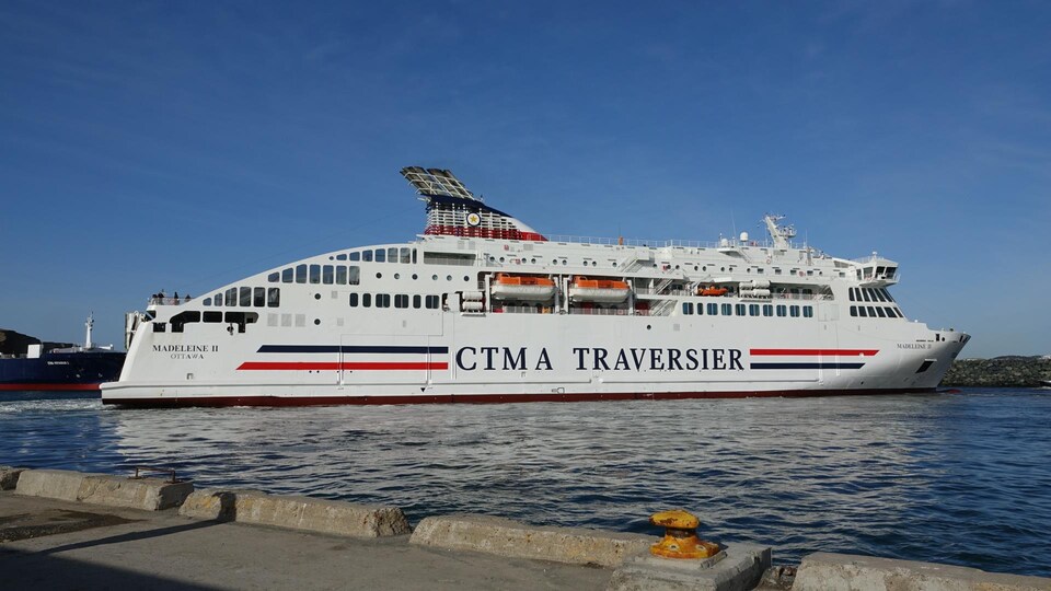 Un bateau blanc où il est inscrit "CTMA Traversier".