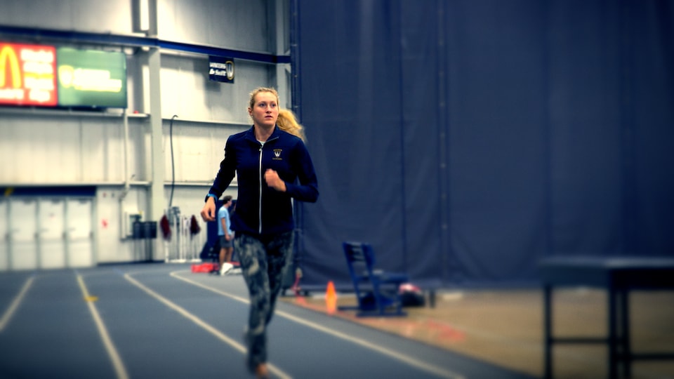 Madelyn Eybergen est en train de courir sur la piste d’athlétisme de l’Université de Windsor.