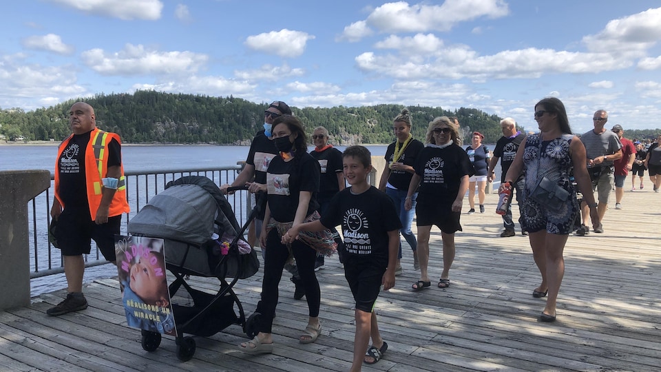 Des gens qui marchent à la Zone portuaire de Chicoutimi.