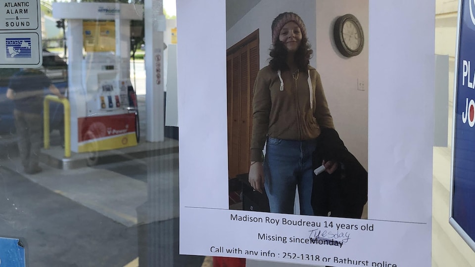 Une photo avec l'inscription "Missing Person" collée sur une porte de station-service le 21 mai 2021.