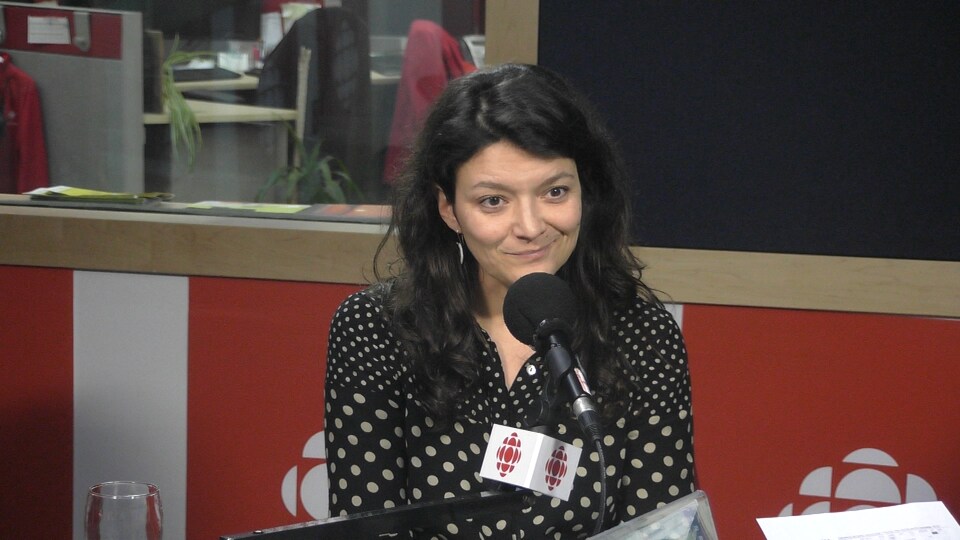 Magali Talandier, dans les studios de Radio-Canada, assise au micro.