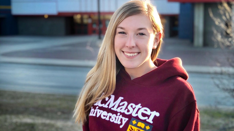 Magalie Durepos-Létourneau et son chandail de l'université McMaster.