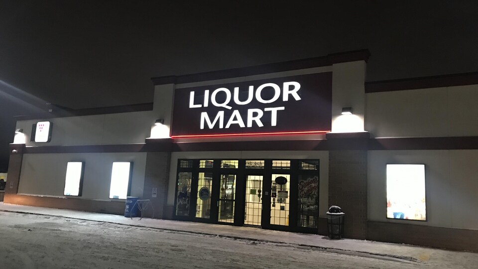 Un magasin d'alcool fermé.