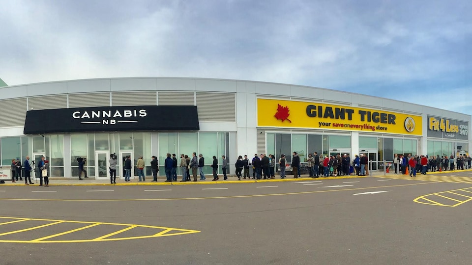 Une queue devant une succursale de Cannabis NB à Moncton.