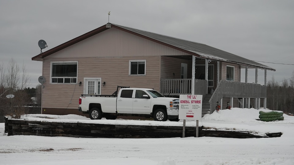 Ces Ontariens tiennent le magasin général du village dans leur soussol