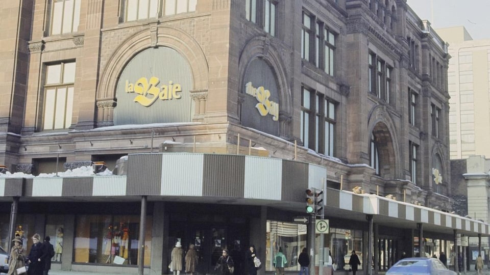 Façade du grand magasin La Baie au centre-ville de Montréal.