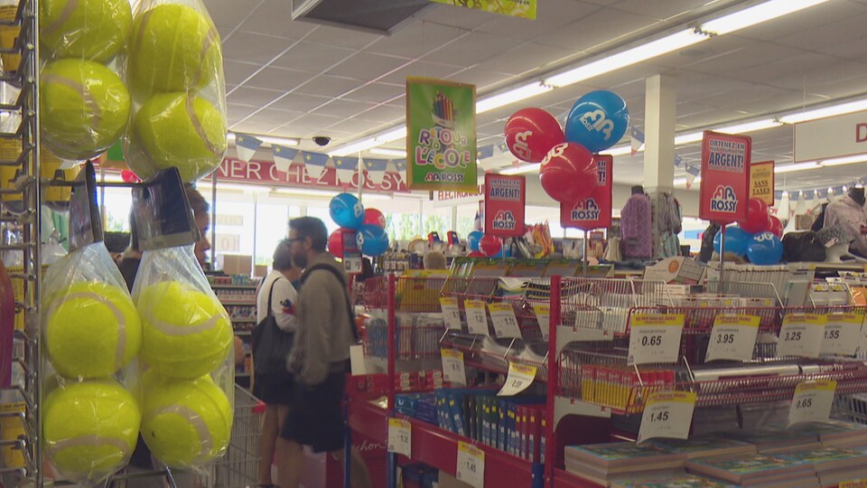 Des clients dans le magasin Rossy de Caraquet