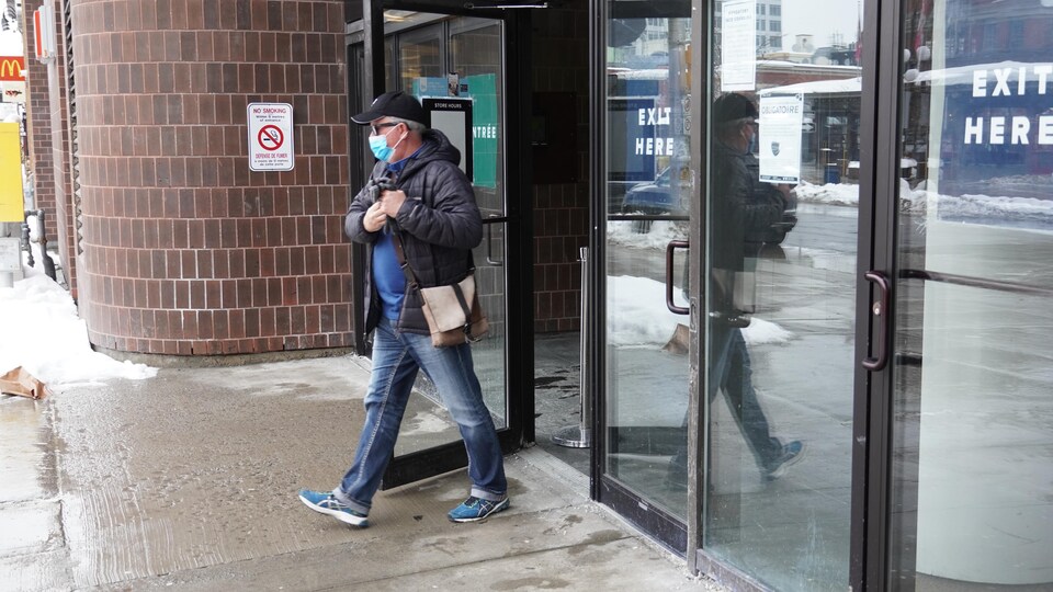 Une personne sort d'un centre commercial d'Ottawa.