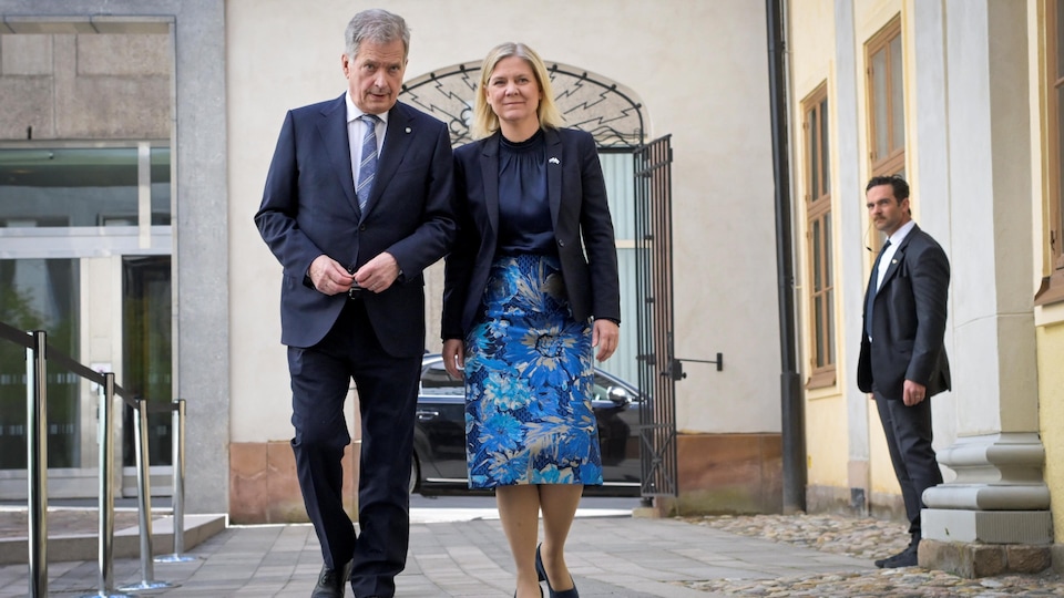 Swedish Prime Minister Magdalena Andersson and Finnish President Sauli Niinistö walking side by side.
