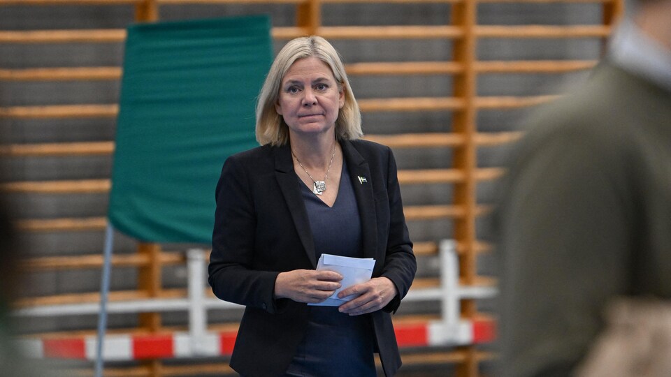 La Première ministre suédoise, Magdalena Andersson, avec des bulletins de vote.