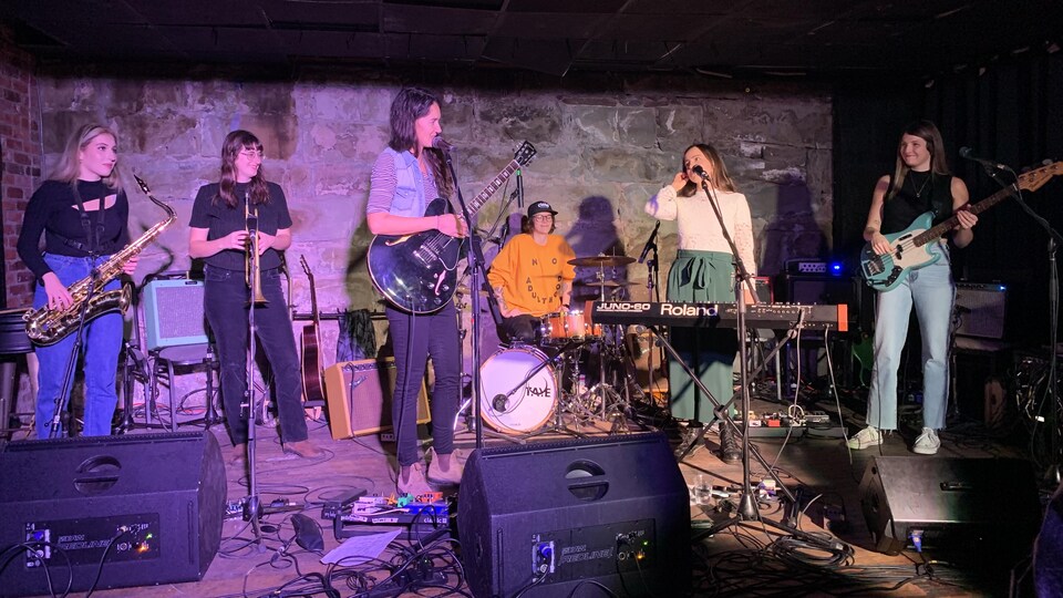 Maggie Savoie et son groupe sur scène.