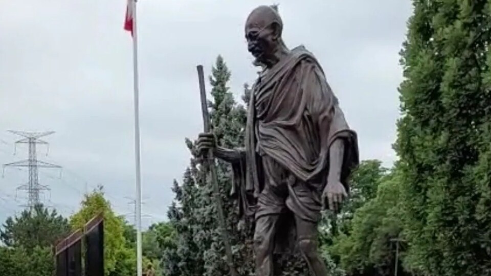 Une haute statue de Mahatma Gandhi.