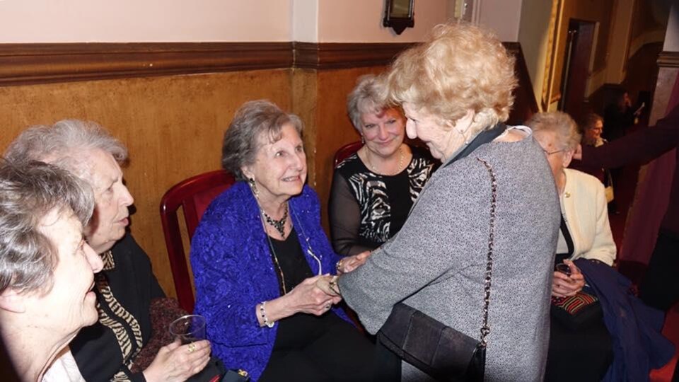 Antonine Maillet et Viola Léger se serrent les mains