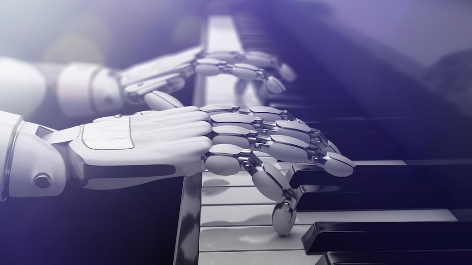 Des mains de robot jouent du piano. 