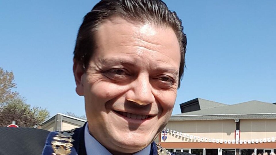 Jeff Lehman sourit portant sa chaîne de maire autour du cou.