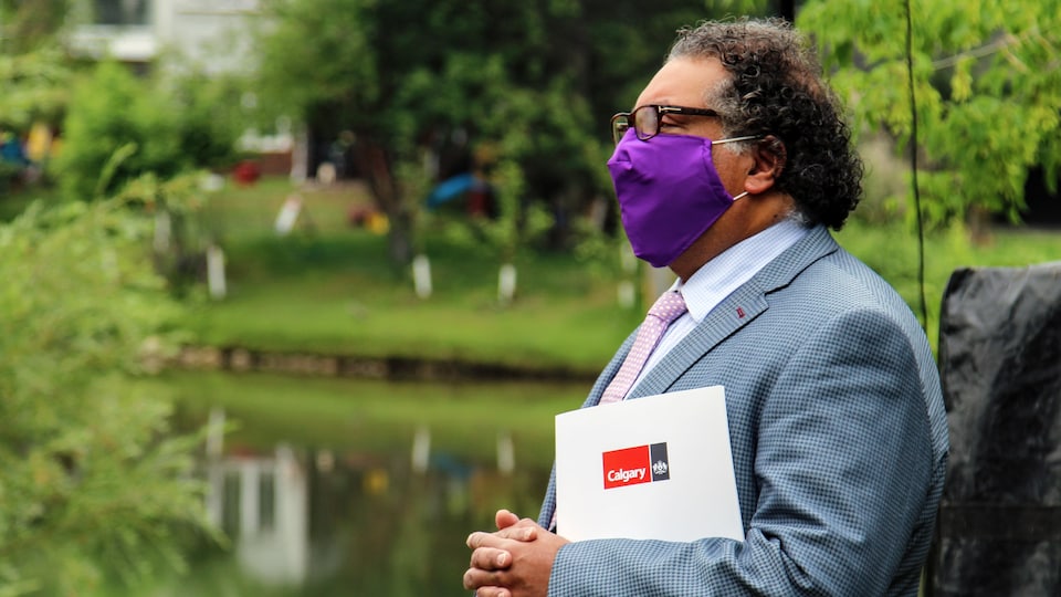Le maire de Calgary, Naheed Nenshi, près de la rivière Elbow, à Calgary.
