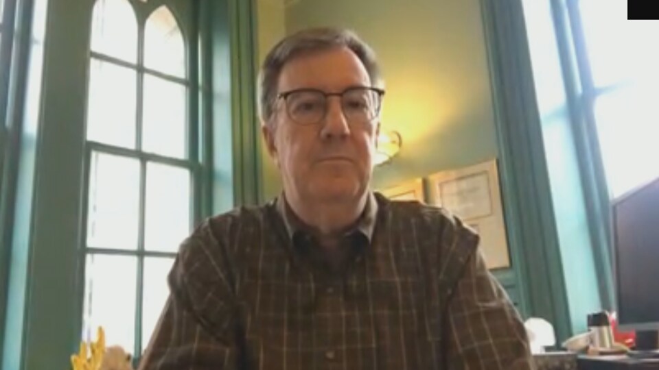Le maire Watson lors d'une entrevue via Skype.