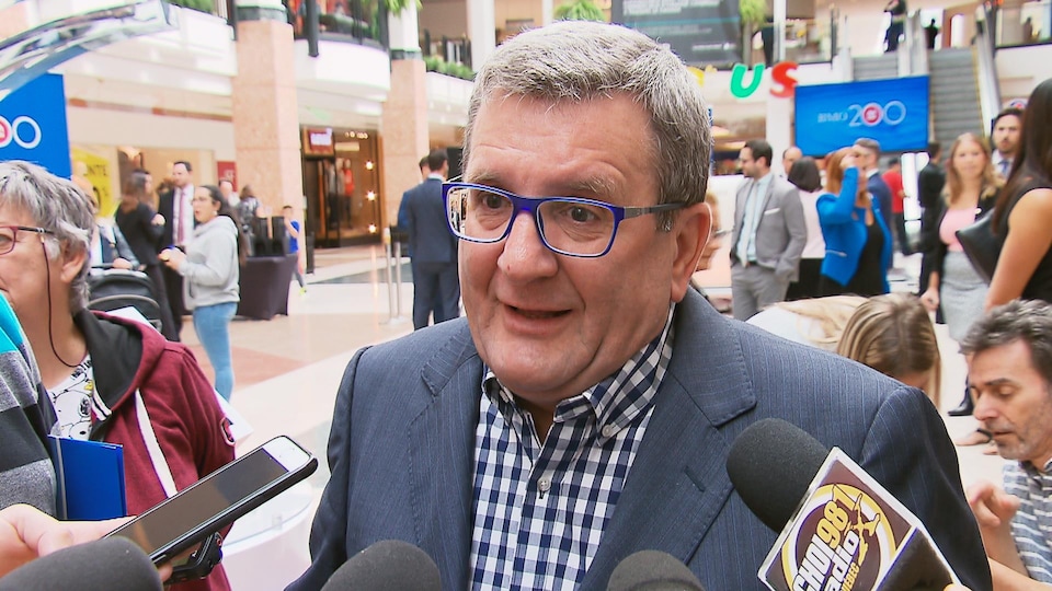 Le maire Labeaume répond aux questions des journalistes.